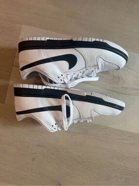Nike White and Black Kids Low-Top Sneakers